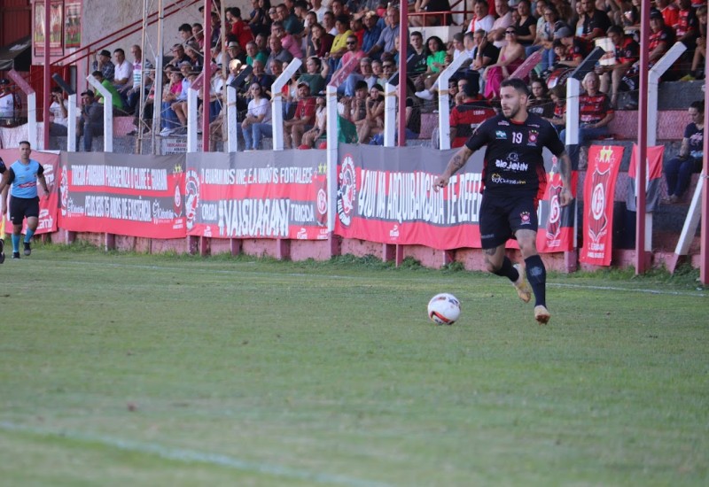 Pedroso mais uma vez mostrou sua importância para o time bugrino (Foto: Luis Bataglin/Guarani)