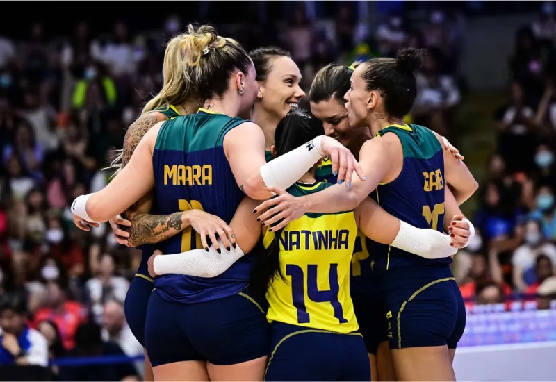 Brasil festeja vitória contra a Itália — Foto: CBV/Divulgação