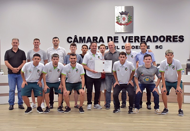 Jogadores e dirigentes da Associação participaram da sessão e receberam cópia do projeto | Foto: Tiarajú Goldschmidt/Câmara de Vereadores