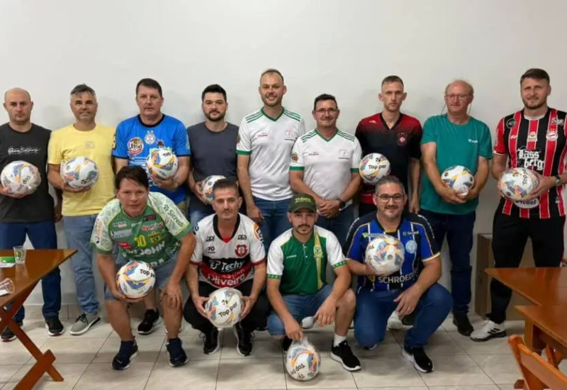 Presidente Josimar Signor com dirigentes dos clubes do Regional 2026 (foto: LEF/Divulgação)