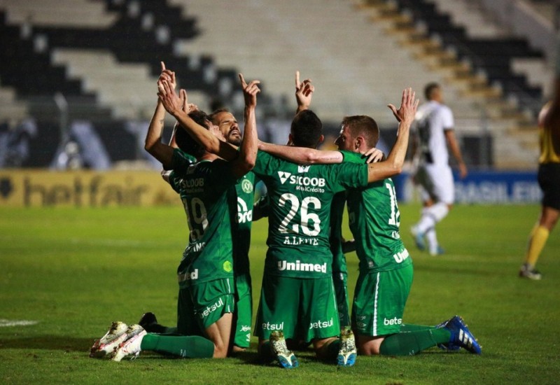 Com goleada Chapecoense assumiu liderança da Série B