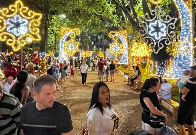 Muita gente vem fazer comprar e desfrutar da ornamentação natalina de São Miguel do Oeste (Foto: Rudinei HeinlePortal Peperi)