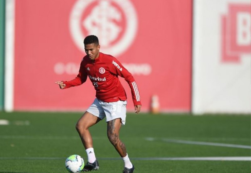 Zé Gabriel pode reaparecer no time titular contra o Bragantino