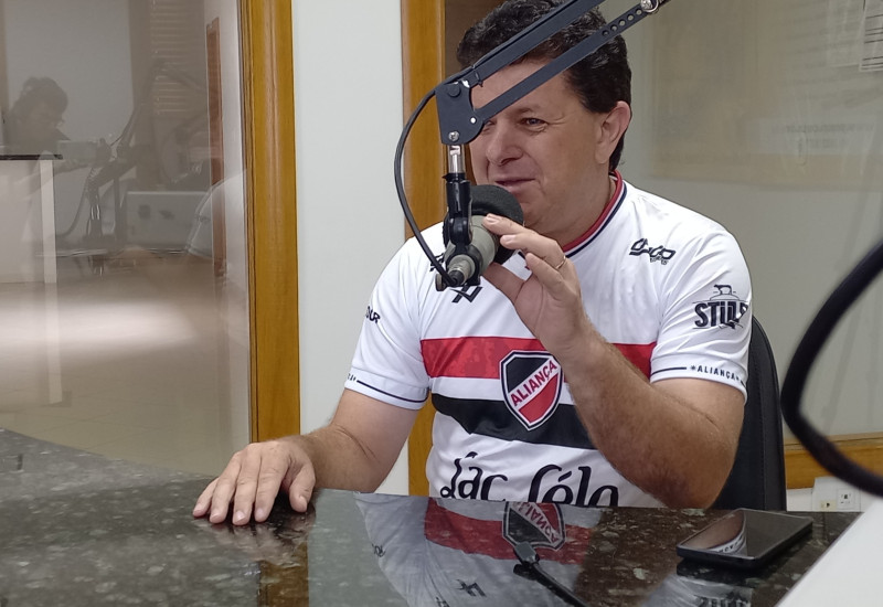 O vitorioso técnico Bijú, durtante entrevista a Rádio Oeste FM (Foto: Rede Peperi/Divulgação)