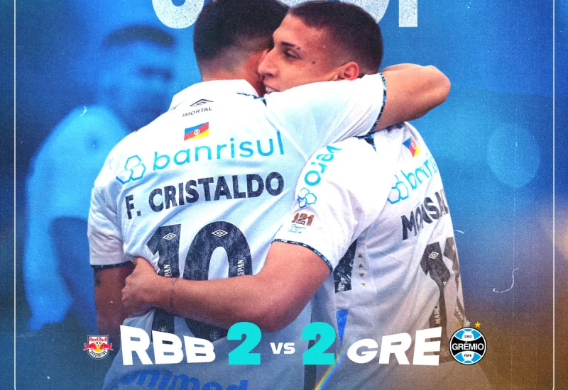 Monsalve e Cristaldo tentaram ajudar, mas Reinaldo (mais uma vez) conseguiu entregar a vitória gremista (Foto: Lucas Uebel/Grêmio)