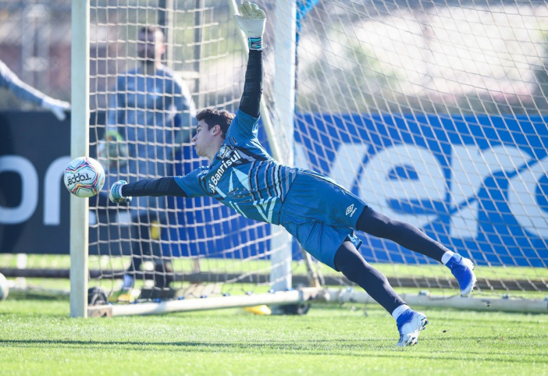 Com grandes atuações, jovem goleiro se firma como titular do Grêmio