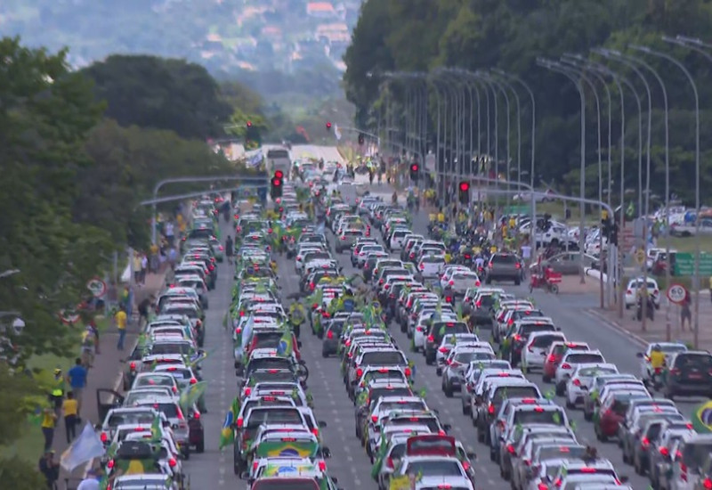 Todas as faixas do Eixo Monumental foram ocupadas por manifestantes  em Brasília