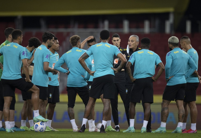 Jogadores descontentes por saberem pela imprensa que o país sediará a Copa América (Foto: Lucas Figueiredo/CBF)